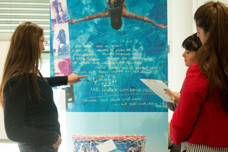 Dieses Bild ist in der Ausstellung „Klang meines Körpers©“ zu sehen und gibt Einblick in das persönliche Innenleben eines Mädchens mit einer Essstörung. Im Seminar lernen Fachkräfte aus dem Kreis Paderborn, wie sie Jugendliche durch die Ausstellung führen. (Foto: Amt für Presse- und Öffentlichkeitsarbeit, Kreis Paderborn, Anna-Sophie Schindler) 